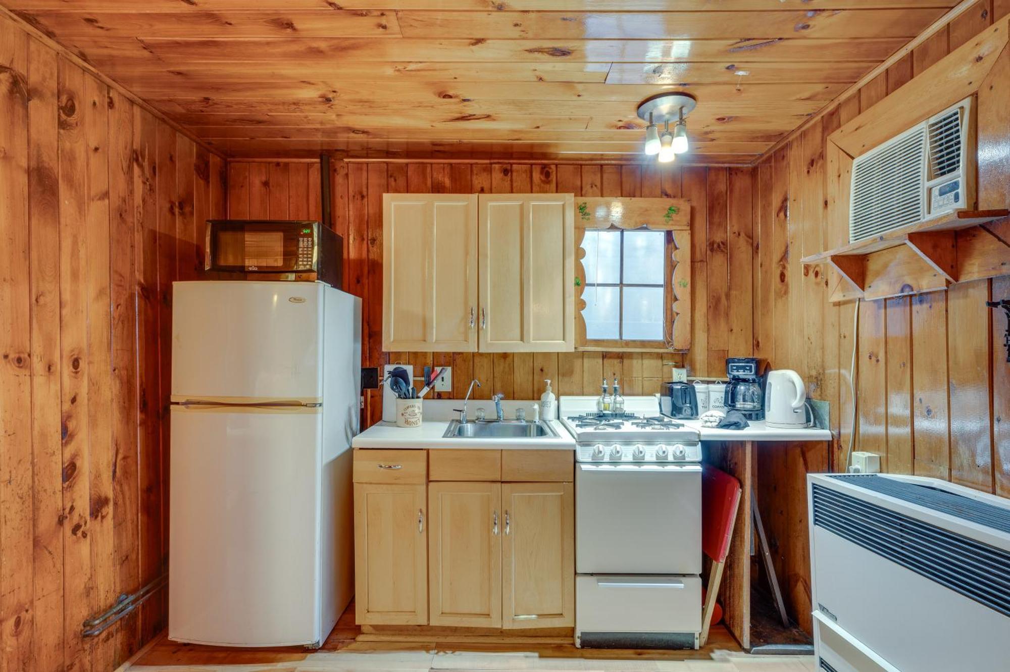 Cozy Laconia Studio With Pool Access - 2 Mi To Lake!アパートメント エクステリア 写真