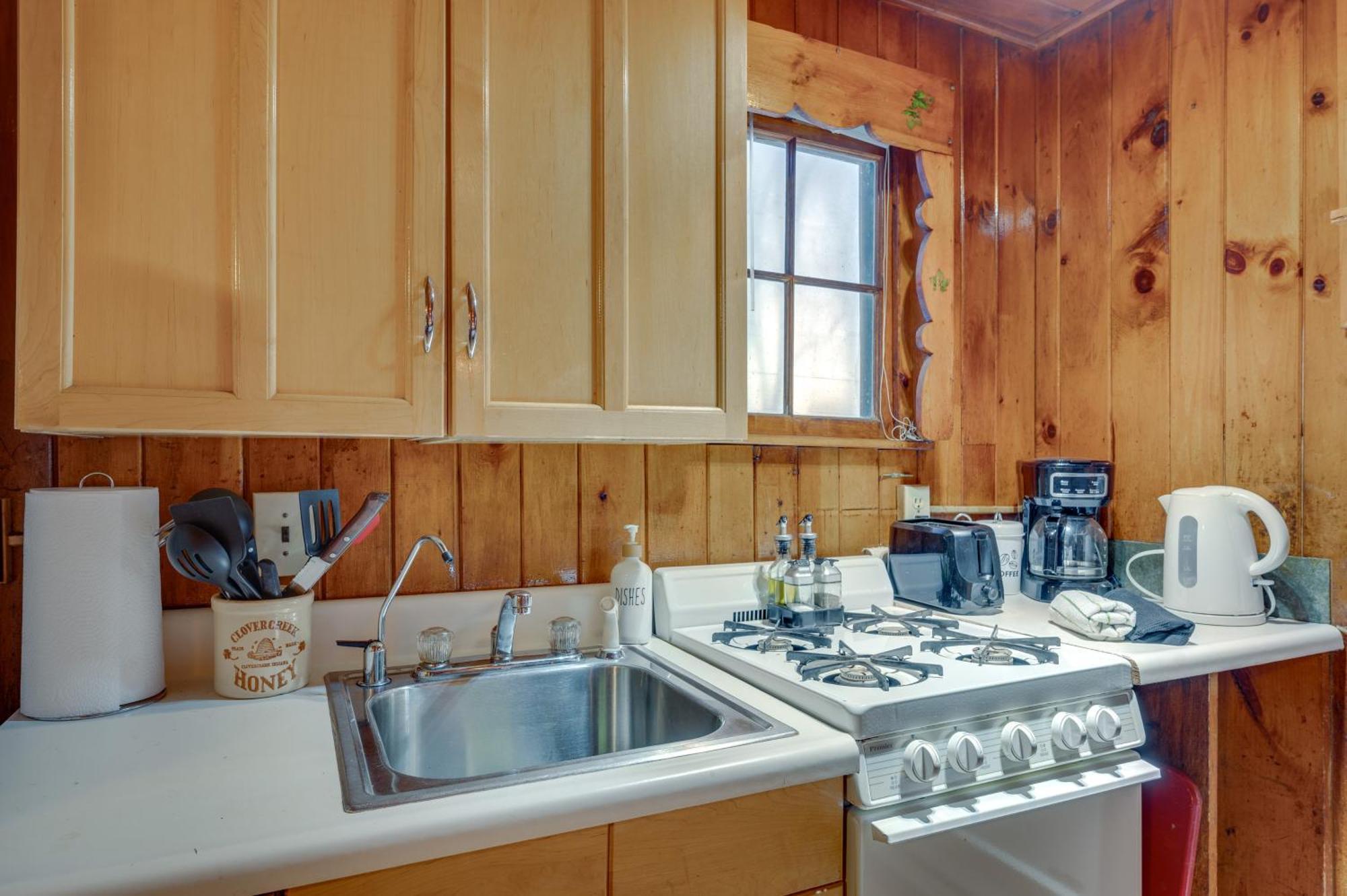 Cozy Laconia Studio With Pool Access - 2 Mi To Lake!アパートメント エクステリア 写真